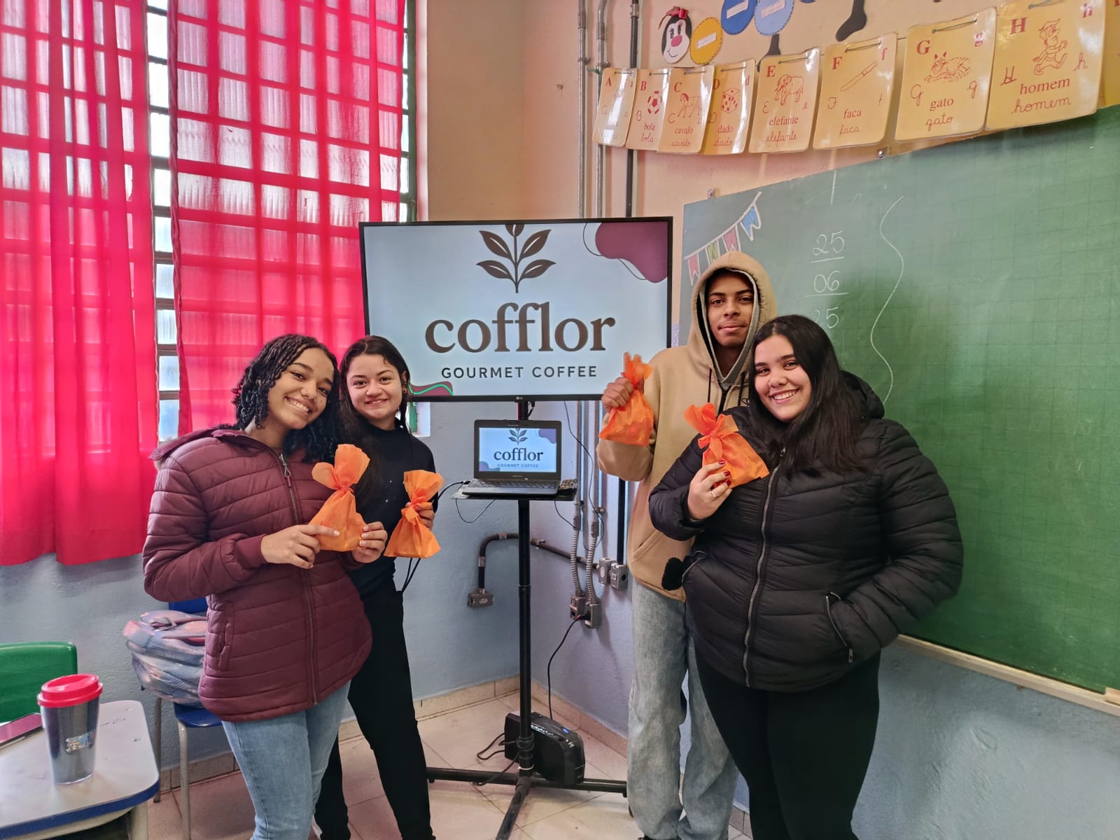 Equipe vencedora do jogo de empreendedorismo 2° bim..jpg